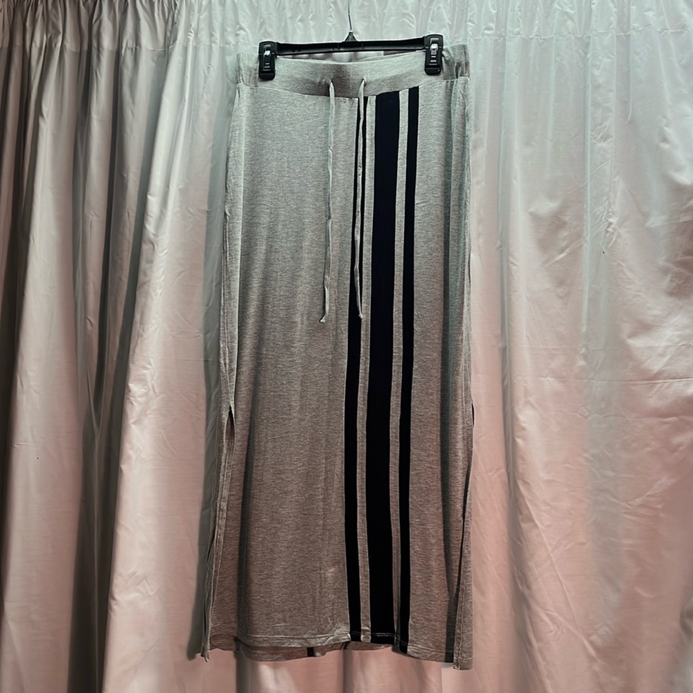 Gray maxi skirt with black lines